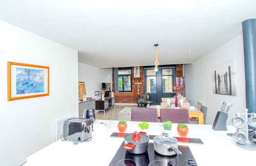Bradford Apartment | New Apartment - Sleeps 4 - Parking - City Centre