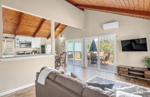 Oakhurst House | New! Arcade Games, Hot Tub, Fire Pit, BBQ, 3:2