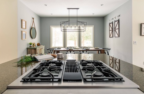 Saugatuck Cottage | NEW Artistic Modern Cottage/SCREENED Porch/Fire Pit/Giant Theater/Game RM
