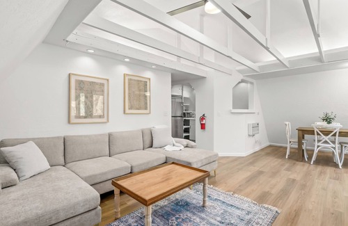 Oakhurst House | New Barn Stay with Hot Tub, Game Room, BBQ & Fire Pit!