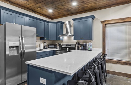 Stanton House | New Barndominium/12 Guest/2 Hot Tubs/2 Kitchens/2 Firepits