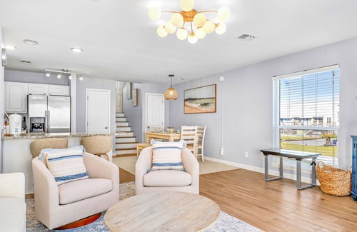 East End House | New~Beachfront~Pet Friendly~BeachGear~Pool Access~