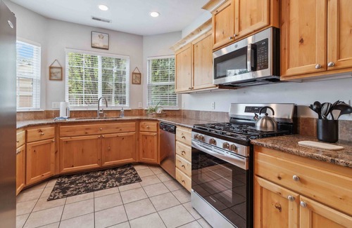 Northwest Boise City House | NEW! BloomHaus: A Whimsical Escape | Movie Loft | Back Patio w/Chiminea | Spacious Master en Suite