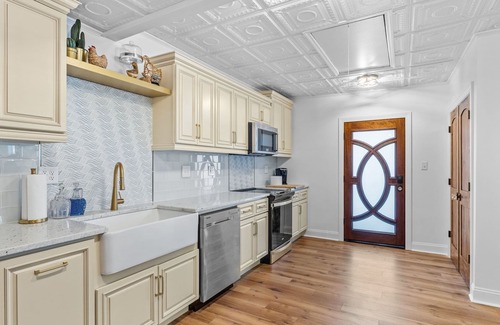 Morehead City House | NEW! Boho Cottage family/pet Friendly walking distance to Downtown Beaufort