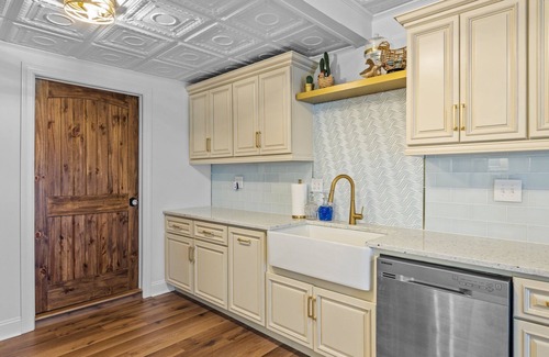 Morehead City House | NEW! Boho Cottage family/pet Friendly walking distance to Downtown Beaufort