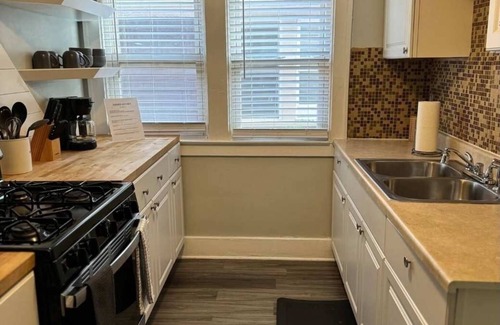 Detroit House | NEW! Bright 2BR Upper Duplex | University District