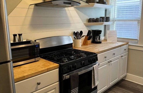 Detroit House | NEW! Bright 2BR Upper Duplex | University District