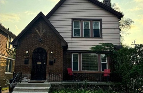 Detroit House | NEW! Bright 2BR Upper Duplex | University District