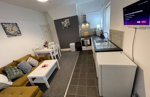 Liverpool Apartment | New Brighton Stay with Free On-Street Parking