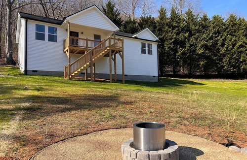 Weaverville House | New build 3 bedrm/2 bath house with mountain views, minutes to AVL