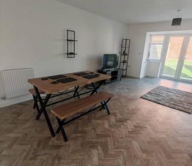 Wellingborough House | New Build - Free Parking - Wifi - Contractors