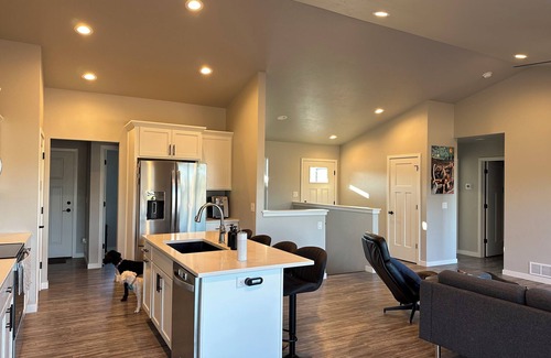 Neenah House | New build home 3 bedrm 2.5 bath, 40 mi from Lambeau Field. Appleton airport 8mi