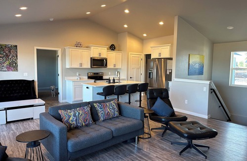 Neenah House | New build home 3 bedrm 2.5 bath, 40 mi from Lambeau Field. Appleton airport 8mi