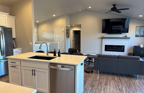 Neenah House | New build home 3 bedrm 2.5 bath, 40 mi from Lambeau Field. Appleton airport 8mi