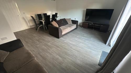 Wellingborough House | New Build, Large Drive! Ideal For Business or Relocation, Weekly & Monthly Stay