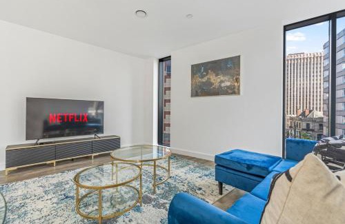 The Westside Apartment | NEW BUILD - Modern Lux Broad St City Centre 2 Bedroom Apt, 2 Bathroom - Birmingham City Centre - Smart TVs with Netflix - Long Stays Allowed - 5 mins walk to Brindley Place, 1 min to Broad Streets Bars and Restaurants