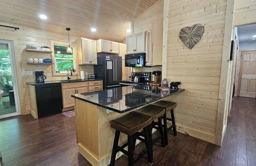 Burkesville Cabin | NEW CABIN-boat parking, 5 min to State Park & golf
