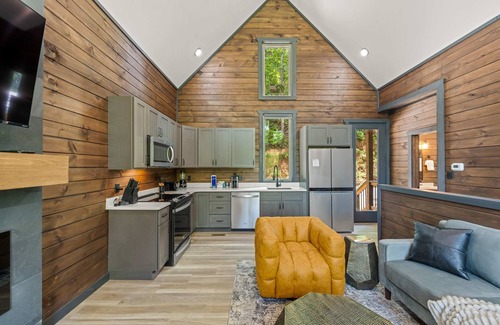 Sevierville Cabin | New Cabin/Lakefront Views/Private Lake Access