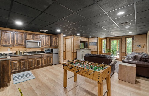Epworth Cabin | New cabin with spa in Blue Ridge. Close to trails, shopping, and amazing views.