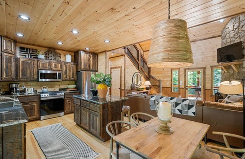 Epworth Cabin | New cabin with spa in Blue Ridge. Close to trails, shopping, and amazing views.