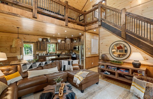 Epworth Cabin | New cabin with spa in Blue Ridge. Close to trails, shopping, and amazing views.