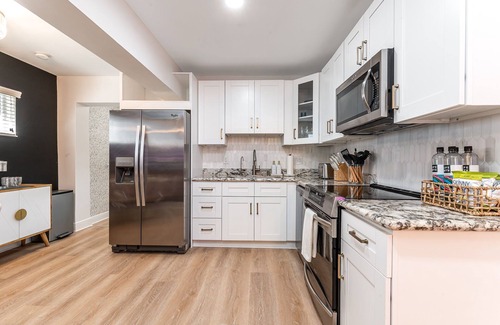 Middle River Terrace House | NEW ~ Casa Olita retreat w/pool table - 5 mins from the beach!