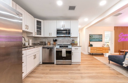 Middle River Terrace House | NEW ~ Casa Olita retreat w/pool table - 5 mins from the beach!