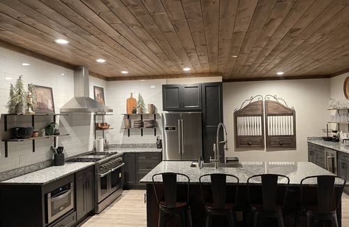 Gatlinburg - Pigeon Forge Ski Chalet | NEW chalet, INDOOR POOL, THEATER, GAME ROOM, LG DECKS, VIEWS, 10 min 2 Pigeon F.
