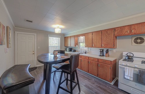 Lafayette Cottage | New! Charming Cajun cottage with FENCED backyard - midcity! Dogs welcome!