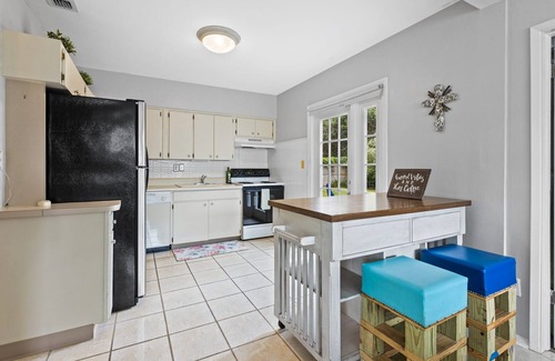 Dunedin House | NEW!Cheerful 2BD Home|DOGS OK| Mins Drive to Beach