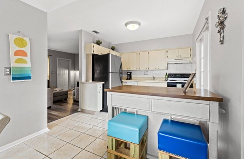 Dunedin House | NEW!Cheerful 2BD Home|DOGS OK| Mins Drive to Beach