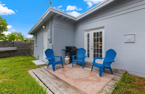 Dunedin House | NEW!Cheerful 2BD Home|DOGS OK| Mins Drive to Beach