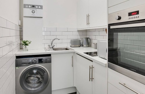Southend-on-Sea Apartment | New! Chic & Sunny Studio City Centre Nr High St by Luxiety Stays