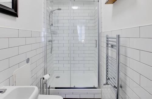 Southend-on-Sea Apartment | New! Chic & Sunny Studio City Centre Nr High St by Luxiety Stays