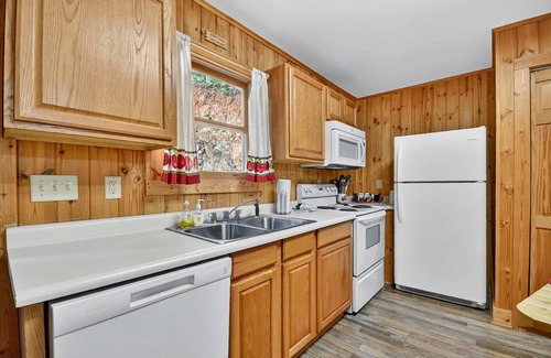 Helen Cabin | New! City&Mtn Views, Hot Tub, Sauna, Arcade, Pool