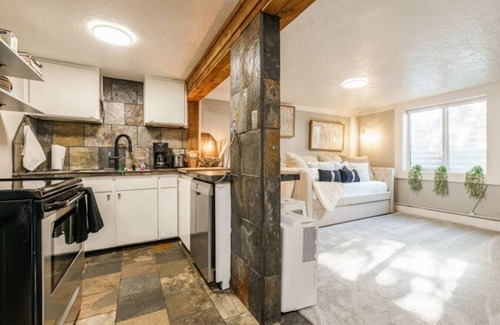 Veterans Park House | *NEW* Clean & Cozy Local Living-Walk to River/Lake