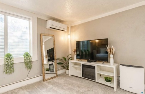 Veterans Park House | *NEW* Clean & Cozy Local Living-Walk to River/Lake