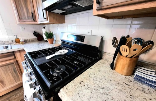 Benton Harbor Cottage | NEW ★ 🤩| Close to Beaches | Golf course | Private Deck | Central Air | 5 beds