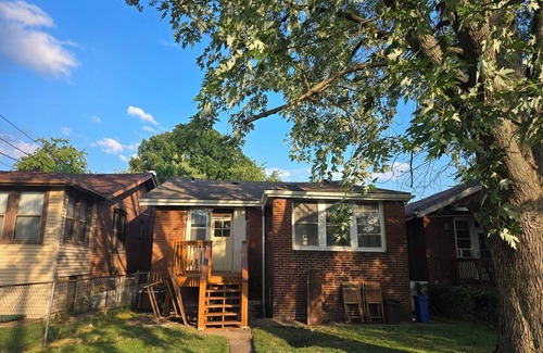 St. Louis House | New Comfy Cottage, 2BD1.5BA, Fenced Backyard, Pet Friendly