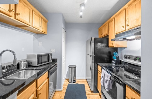 Dilworth Condo | NEW! Condo for Monthly Stays Near UpTown Charlotte - Free parking