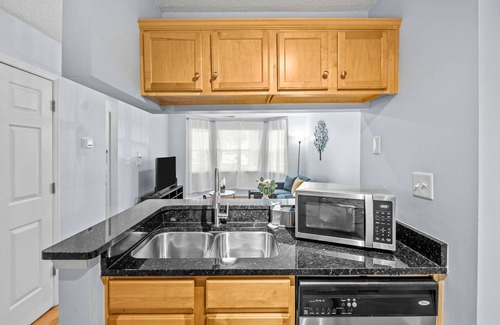 Dilworth Condo | NEW! Condo for Monthly Stays Near UpTown Charlotte - Free parking