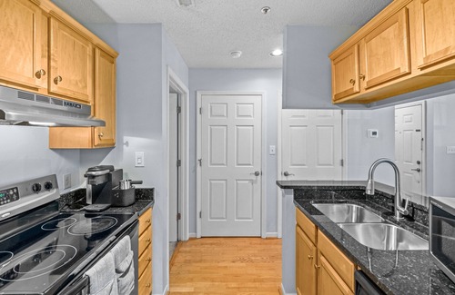 Dilworth Condo | NEW! Condo for Monthly Stays Near UpTown Charlotte - Free parking