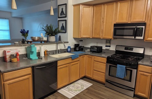Wilmington House | New Construction 3-bedroom townhome 3 queen beds with central AC and WiFi