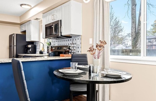 Roseville Apartment | New! Contemporary 1BR Haven, Private & Pristine