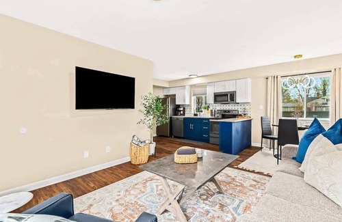 Roseville Apartment | New! Contemporary 1BR Haven, Private & Pristine
