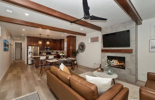 Southeast Boise House | New Contemporary Home Close to Downtown/ Greenbelt