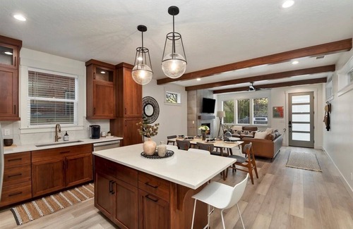 Southeast Boise House | New Contemporary Home Close to Downtown/ Greenbelt