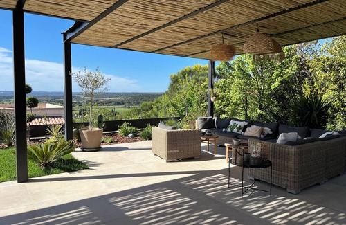 Eguilles Villa | New contemporary house with open views