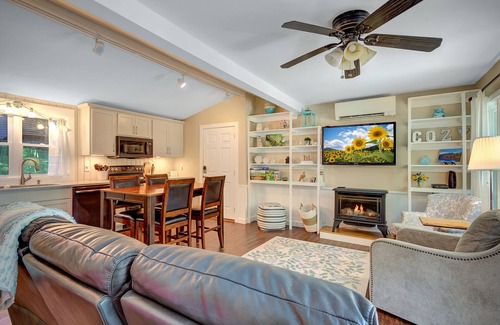 Boone Cabin | New! Cottage On The Rocks, Pet Friendly, Hot Tub, Central Location