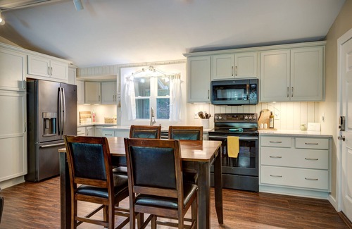 Boone Cabin | New! Cottage On The Rocks, Pet Friendly, Hot Tub, Central Location